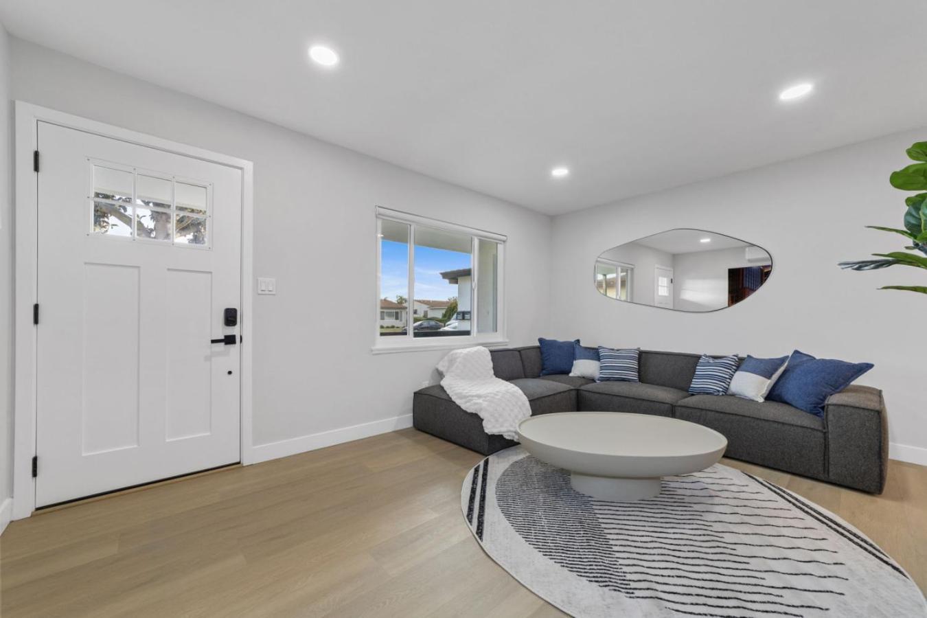 Holiday home 2br, 2b, Coffee Bar, Cozy Sectional, Rainfall Shower, Smart Tvs, Cozy Theme *